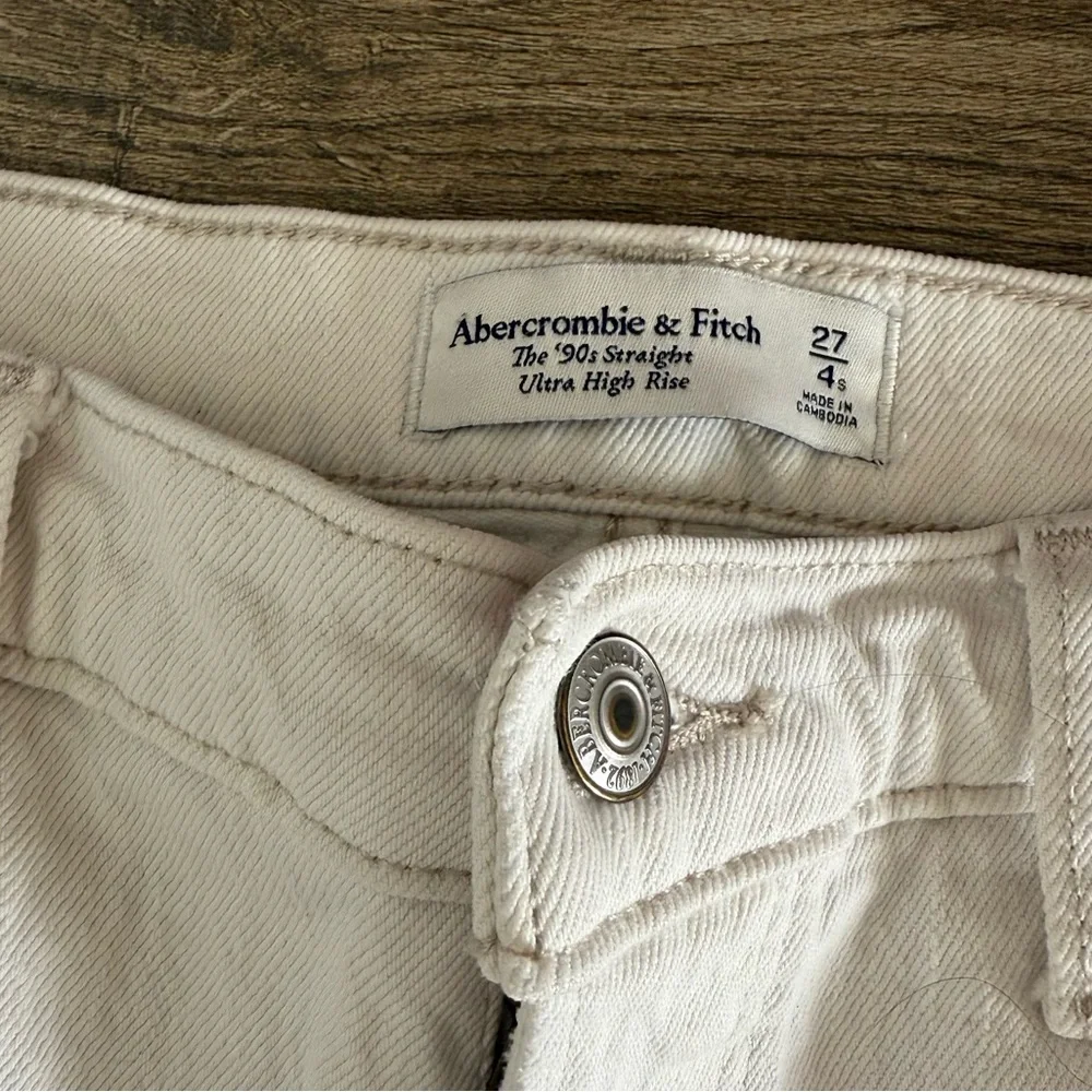 Abercrombie & Fitch Women’s 90s Straight Ultra High Rise  Cream Jeans - 27 / 4S - Picture 3 of 5
